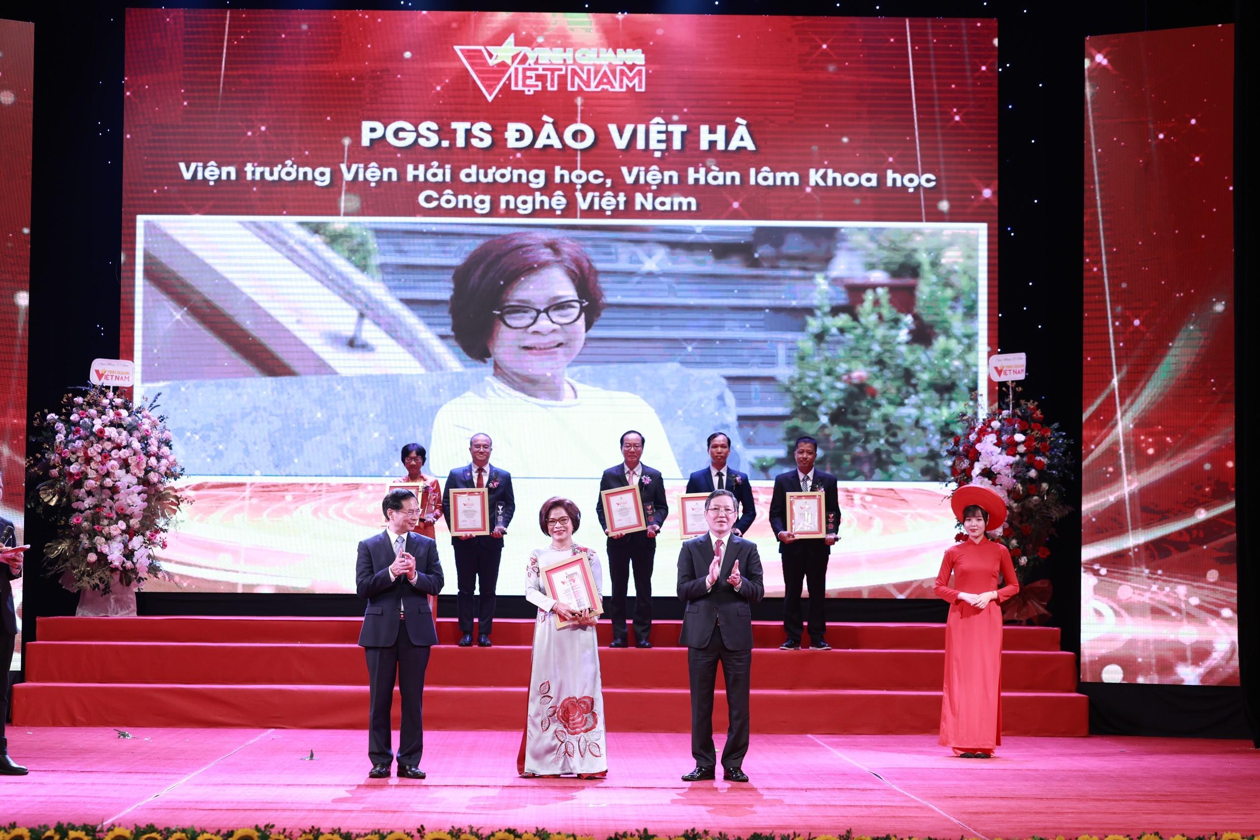 PGS. TS. Đào Việt Hà, Viện trưởng Viện Hải dương học, Viện Hàn lâm Khoa học và Công nghệ Việt Nam, Chủ tịch IOC Việt Nam được vinh danh trong chương trình Vinh quang Việt Nam năm 2024